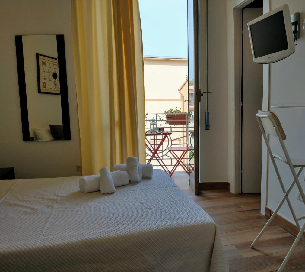 Mi Casa Tu Casa Hotell Formia Exteriör bild